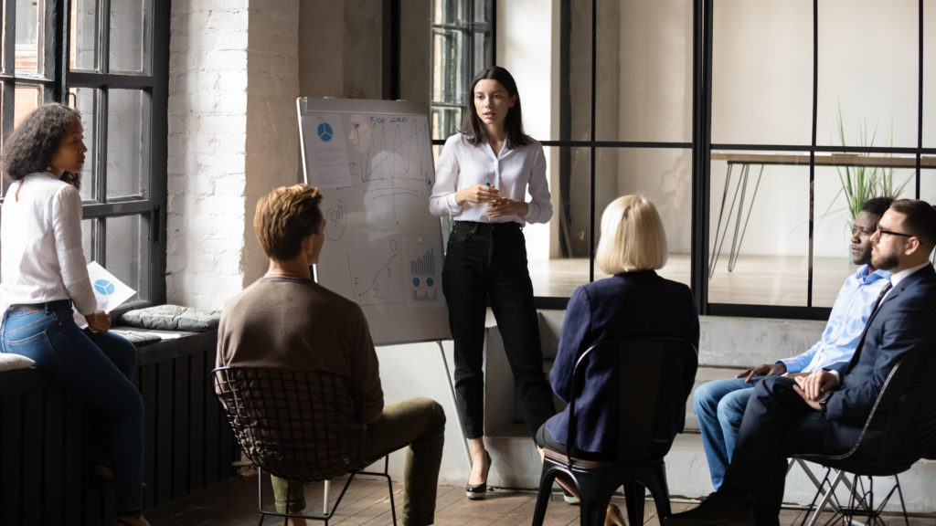 Personen sitzen im Stuhlkreis bei Discoveryworkshop